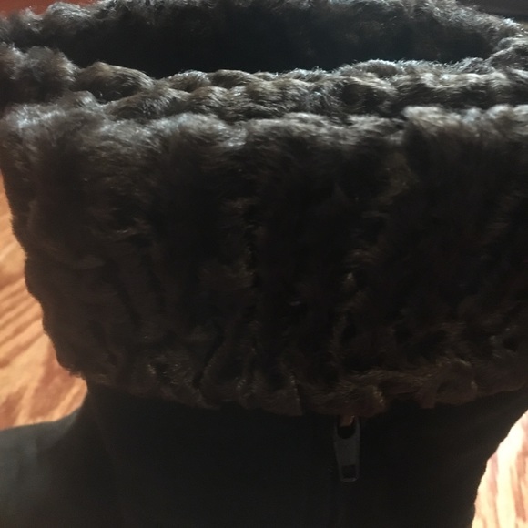 Suede Chanel Boots with fur Trim - Picture 5 of 8